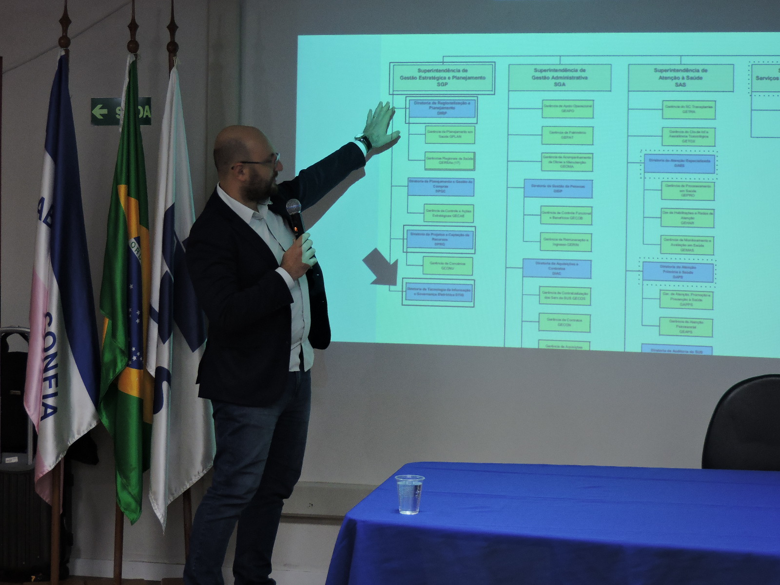 Vinícius apresentando estratégias de inovação